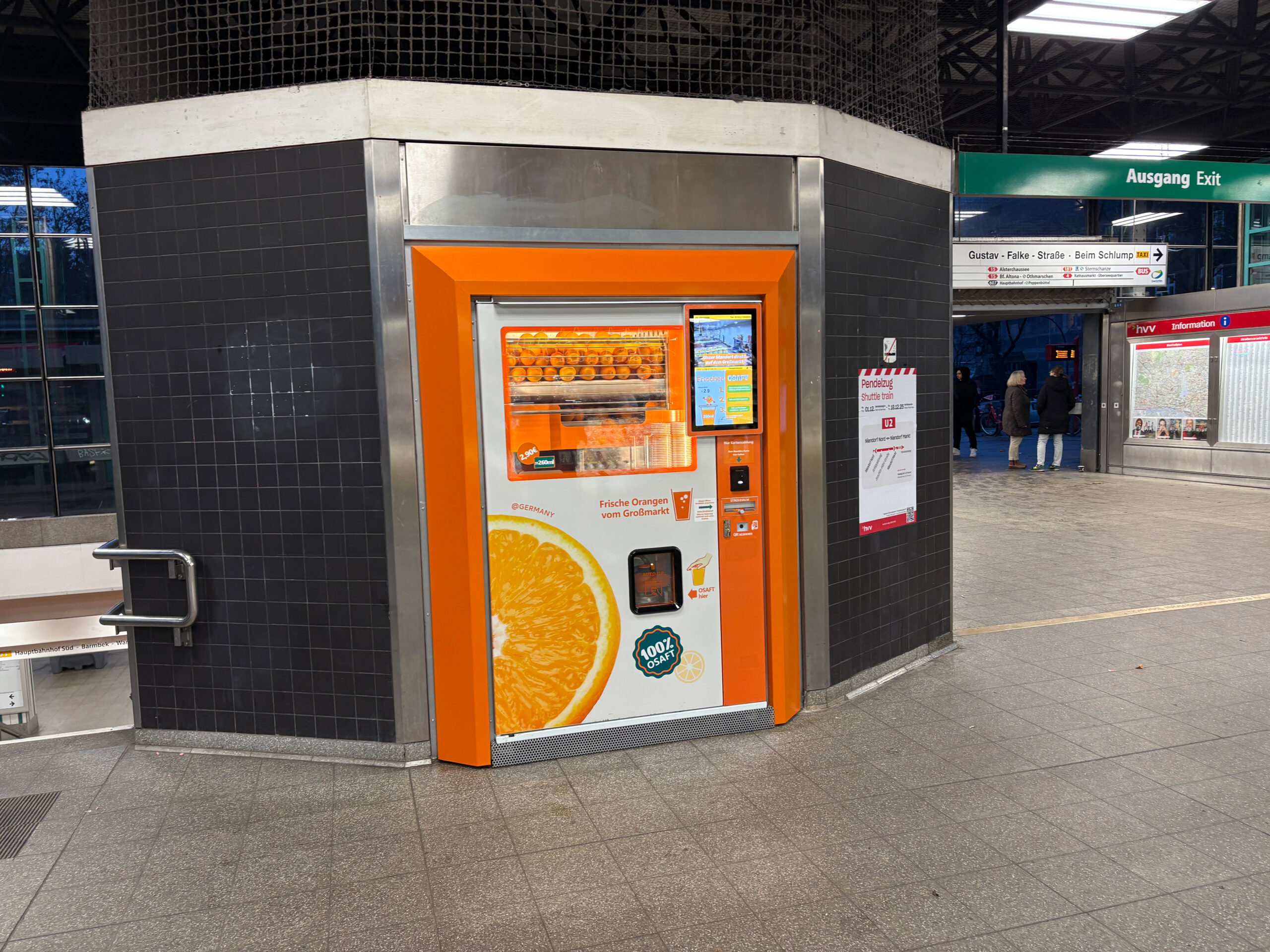 Der Orangensaft-Automat wurde neu am Schlump aufgestellt.