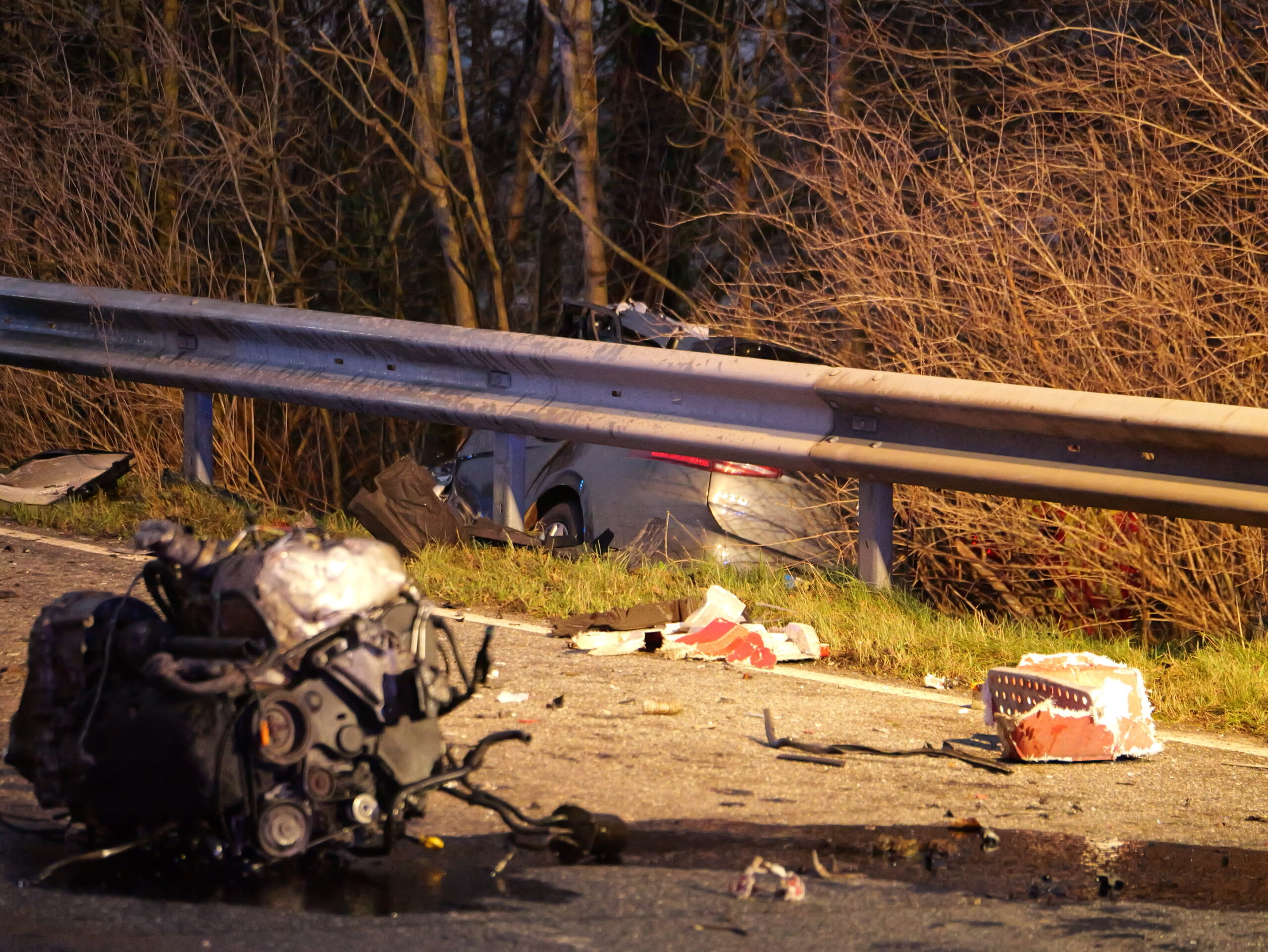Nach dem heftigen Crash blieb das Auto zertrümmert neben der Straße liegen.