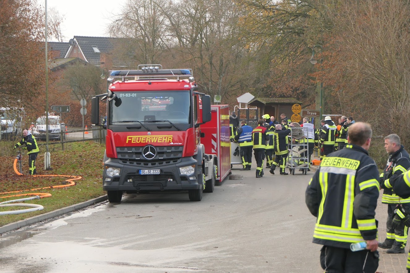 Feuer in Holzhaus in Glasau – drei Feuerwehrleute bei Rettungsaktion verletzt