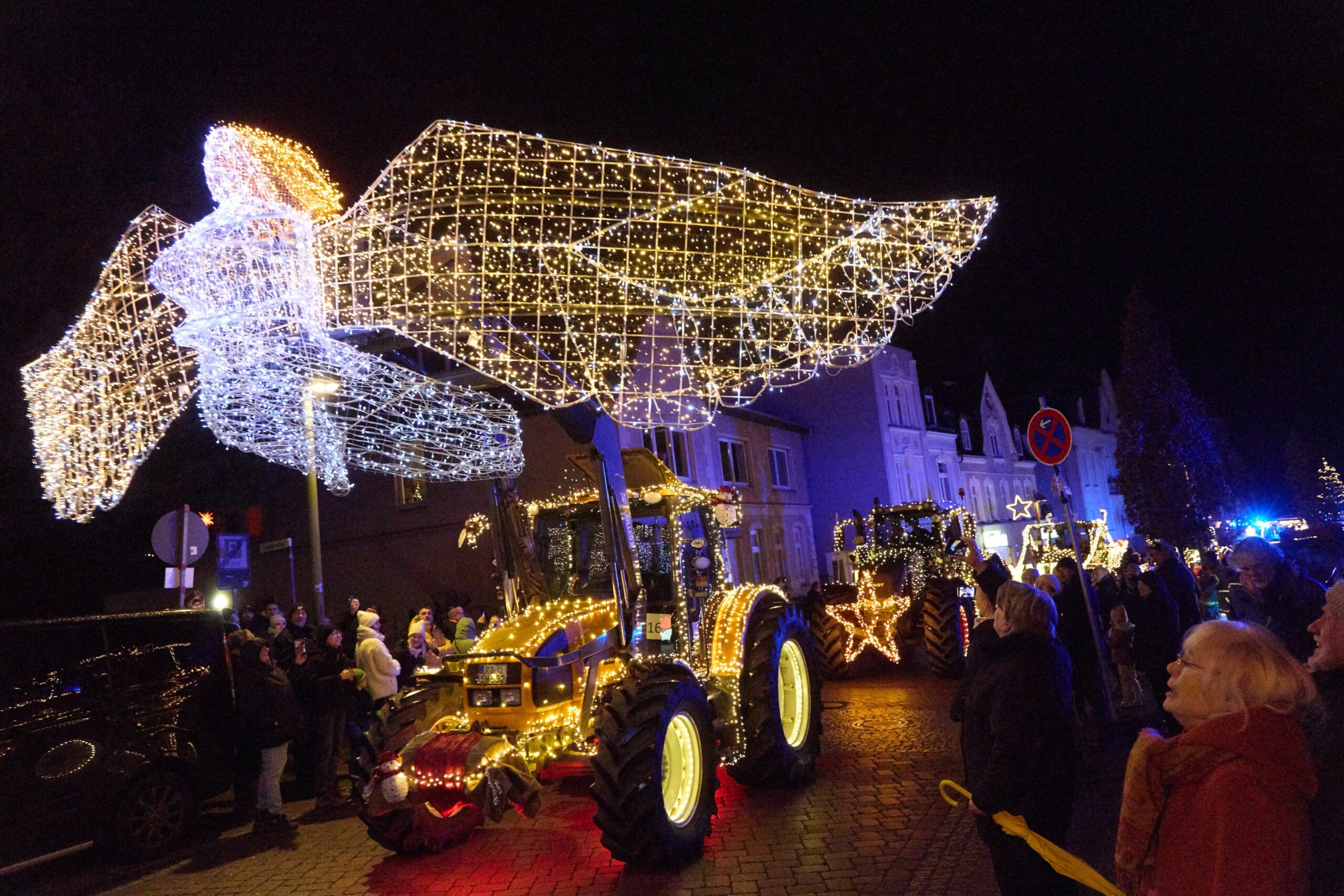 Der geschmückte und beleuchtete Treckerkorso fährt auf dem Weg nach Lübeck durch Reinfeld.