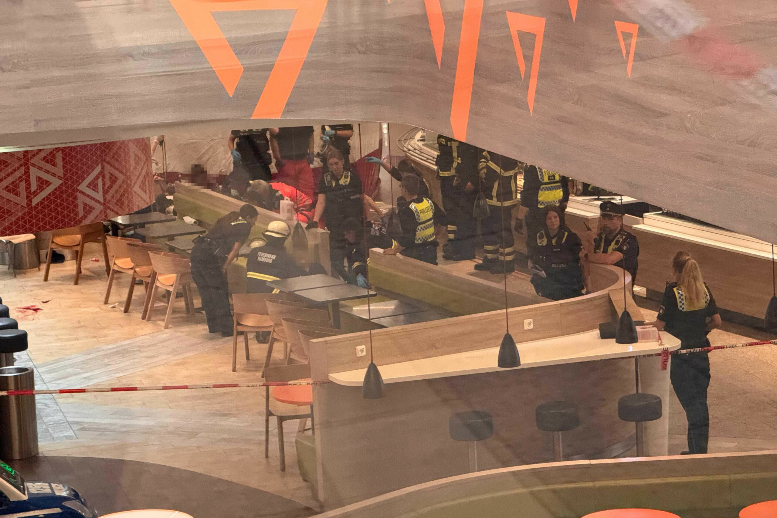 Einsatzkräfte stehen nach der Messerattacke im Food-Court des Phoenix-Centers.