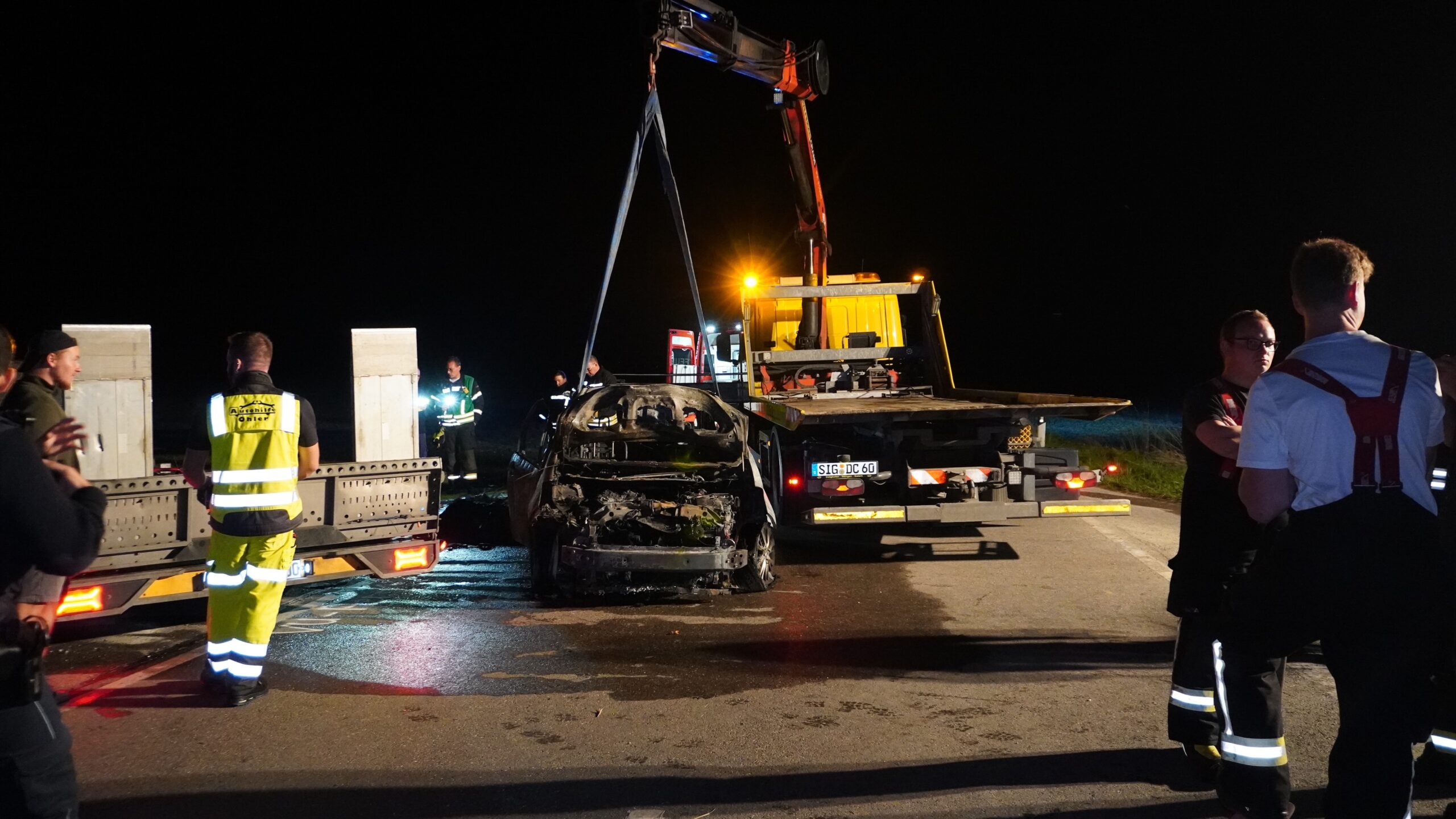 Ausgebranntes Auto nach einem Unfall (Symbolbild).