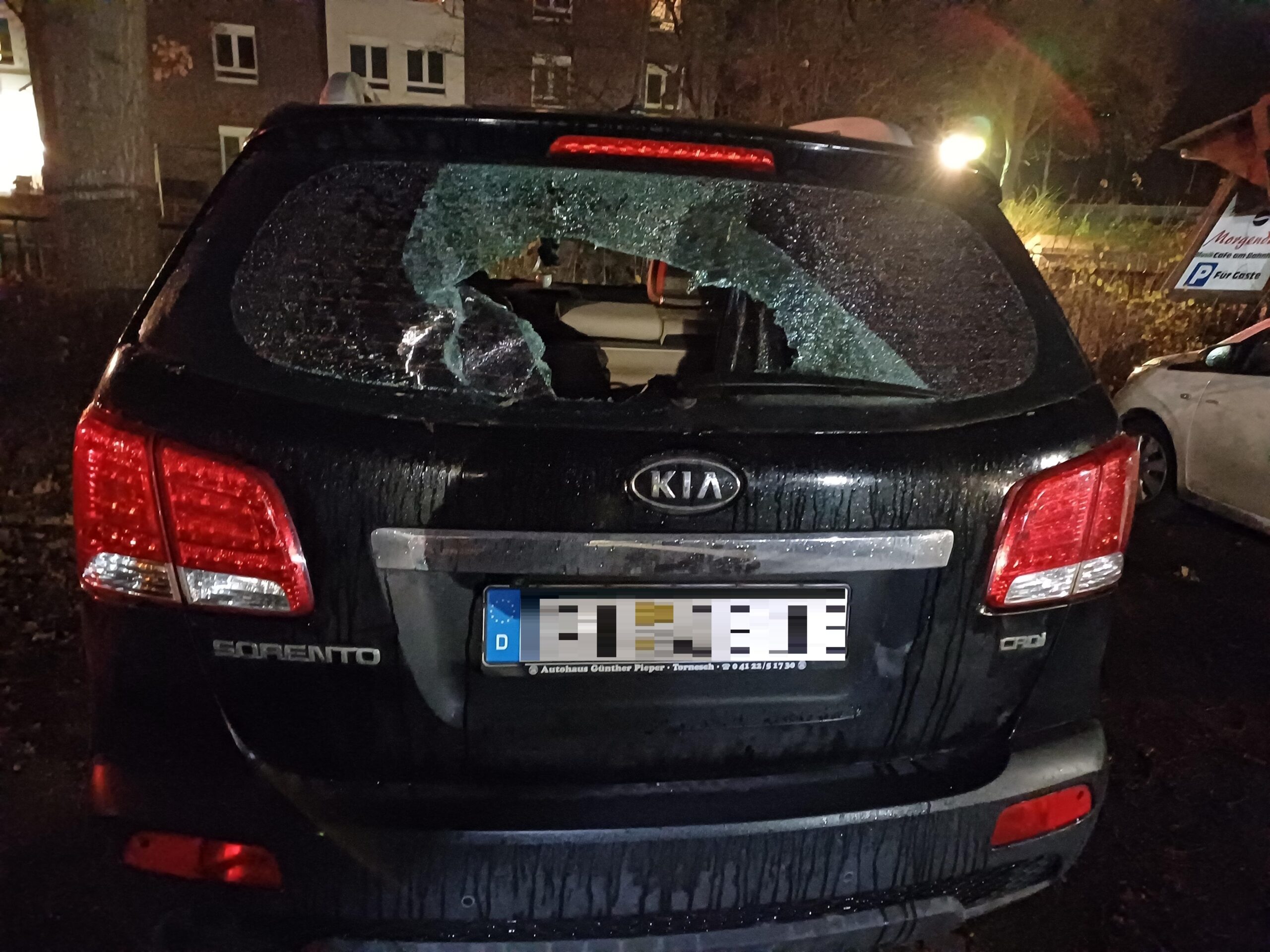 Eine zerstörte Heckscheibe