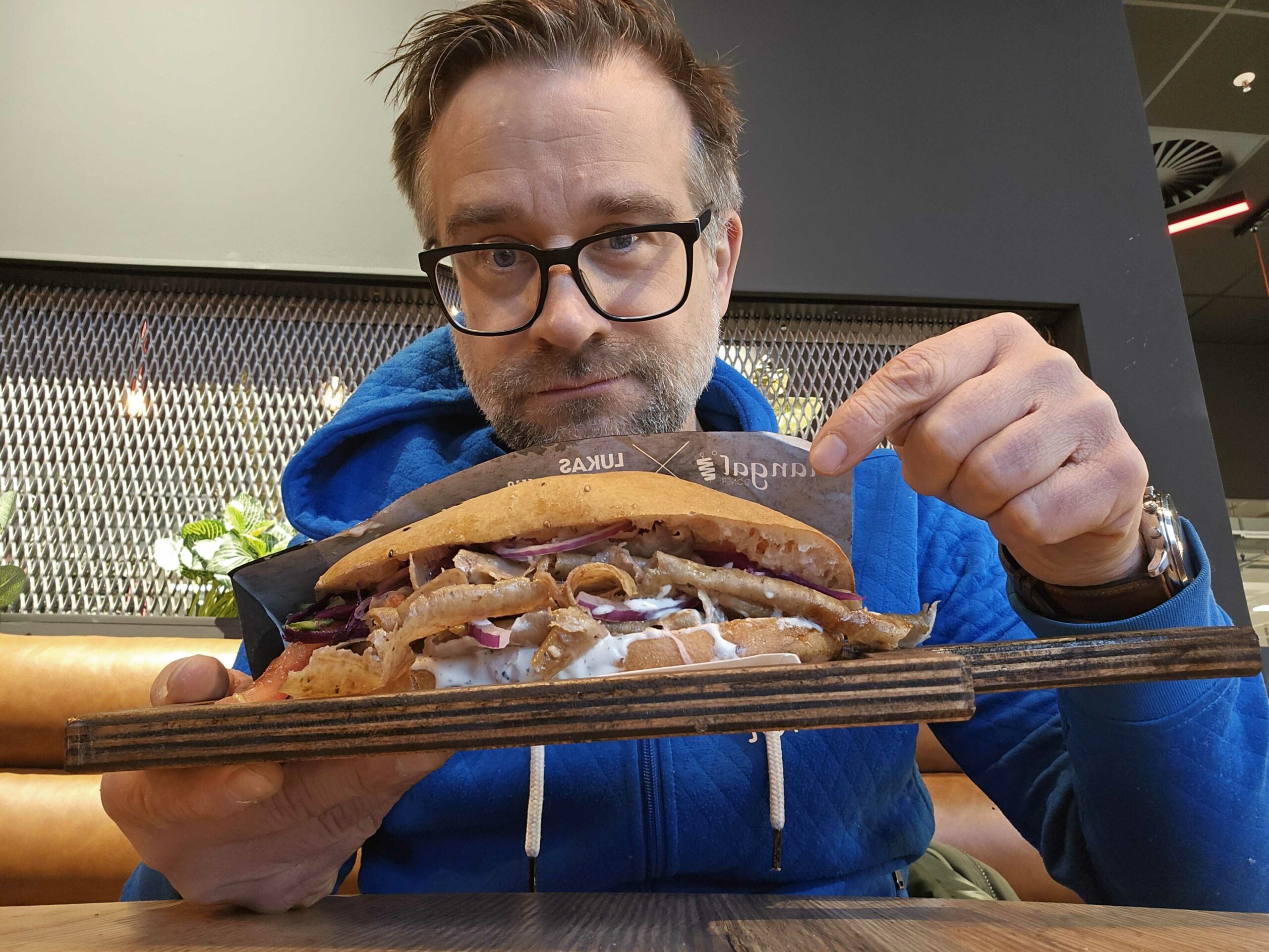 MOPO-Reporter Florian Quandt testet den Poldi-Döner bei „Mangal“ in Hamburg-Bergedorf.