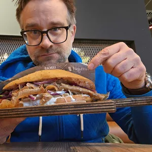 MOPO-Reporter Florian Quandt testet den Poldi-Döner bei „Mangal“ in Hamburg-Bergedorf.