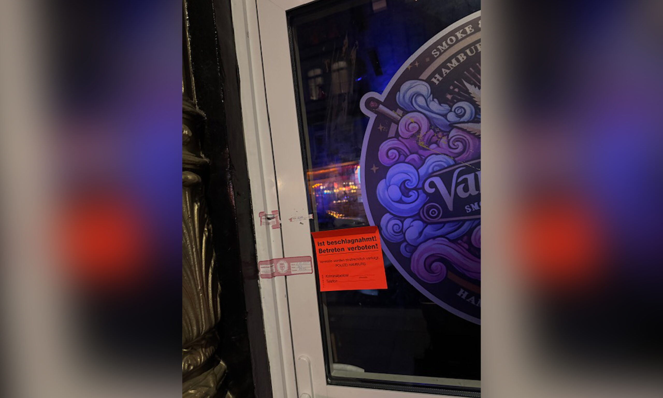 Ein Polizeisiegel an der Tür der Bar auf dem Kiez.