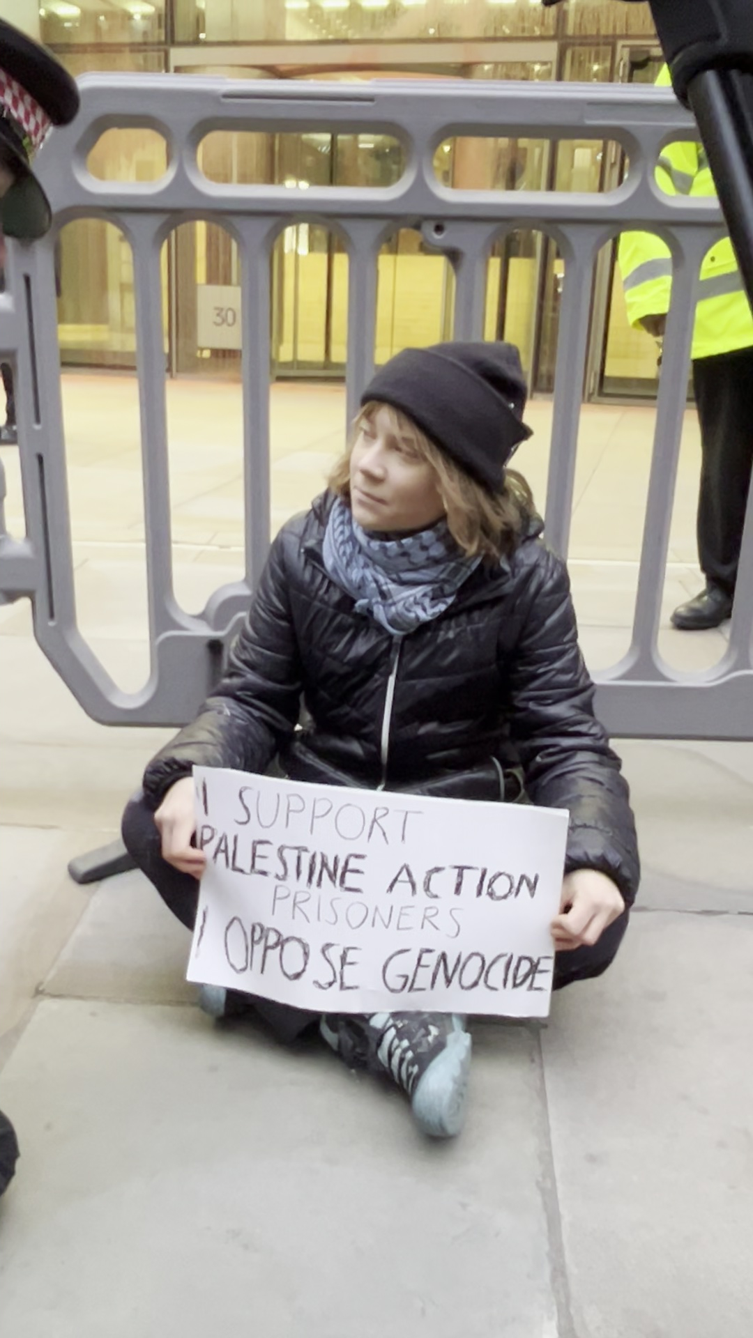 Greta Thunberg bei der Protestaktion in London (Bildschirmfoto von der propalästinensischen Organisation Palestine Action herausgegeben).