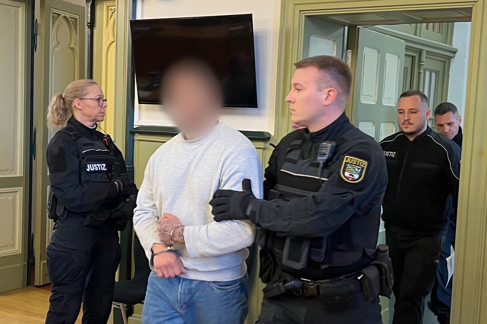 Angeklagter wird in den Gerichtssaal gebracht