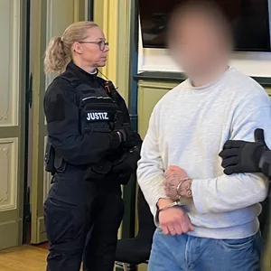 Angeklagter wird in den Gerichtssaal gebracht