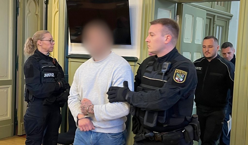 frau-in-liebeszelle-erw-rgt-ehemann-schweigt-vor-gericht