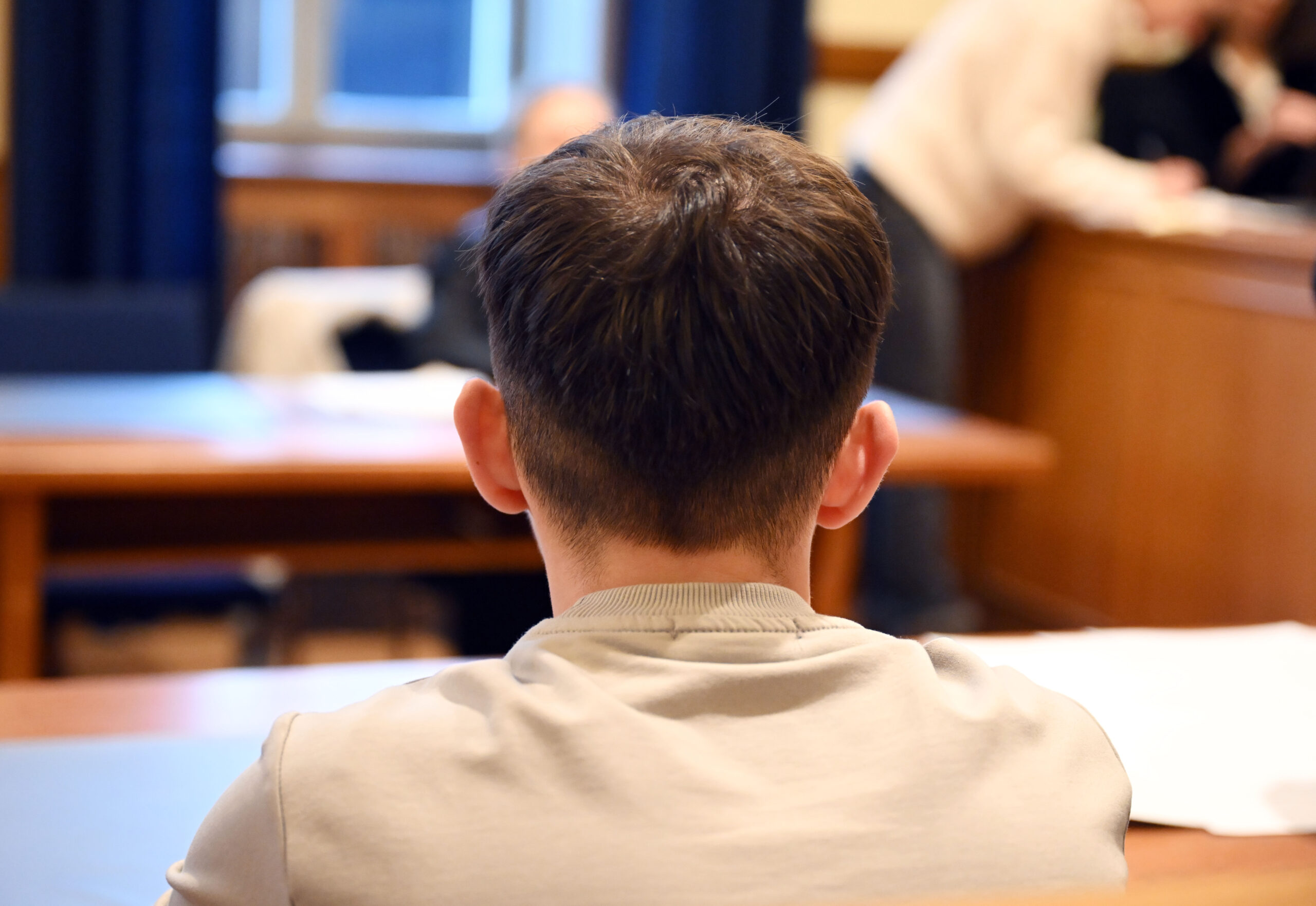 Der Angeklagte in einem Prozess zu einen tödlichen Raserunfall wartet im Amtsgericht Bruchsal auf den Beginn der Verhandlung