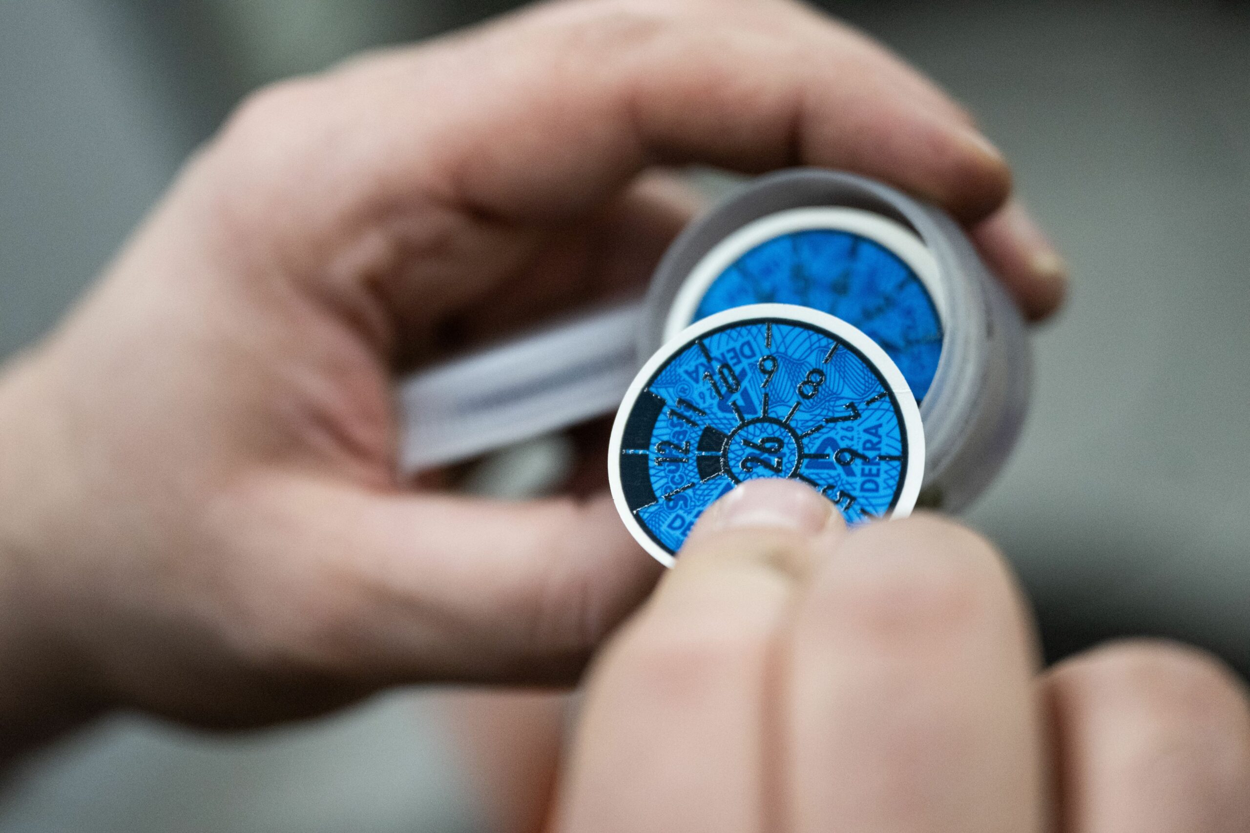 Prüfplakette bei einer Hauptuntersuchung (Symbolbild).