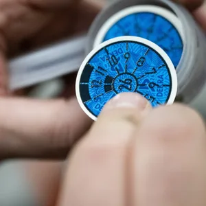 Prüfplakette bei einer Hauptuntersuchung (Symbolbild).