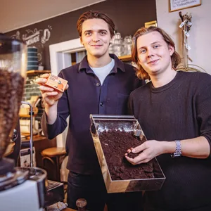 : Leonardt Mücke und Liam Metzen in einem Café in Barmbek
