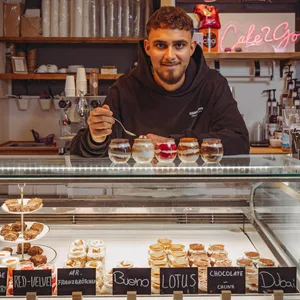 Reyyan Emir Kallab (19) in seinem neuen Pop-up-Laden