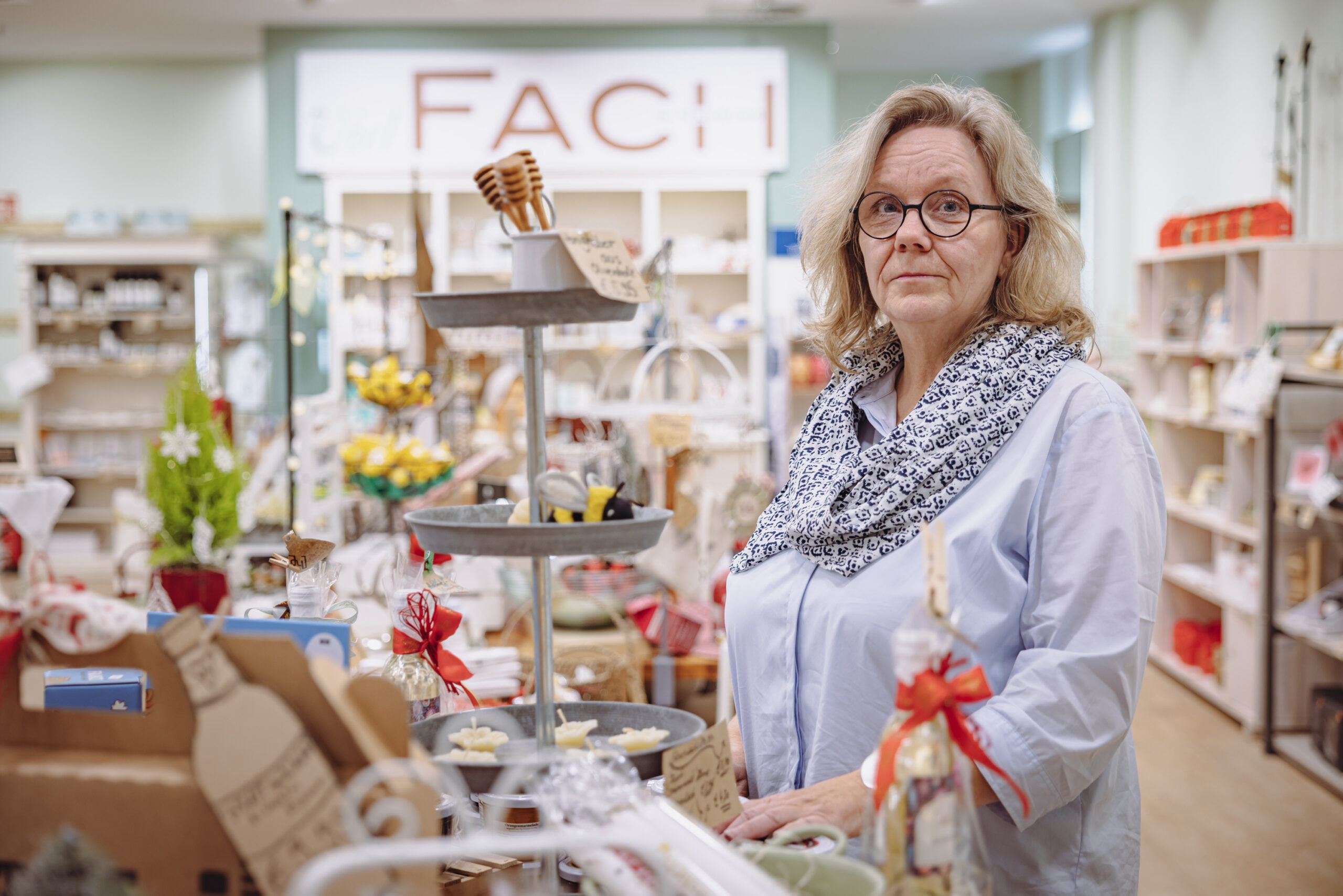 Susann Schümann steht in ihrem Geschäft „VielFach“.