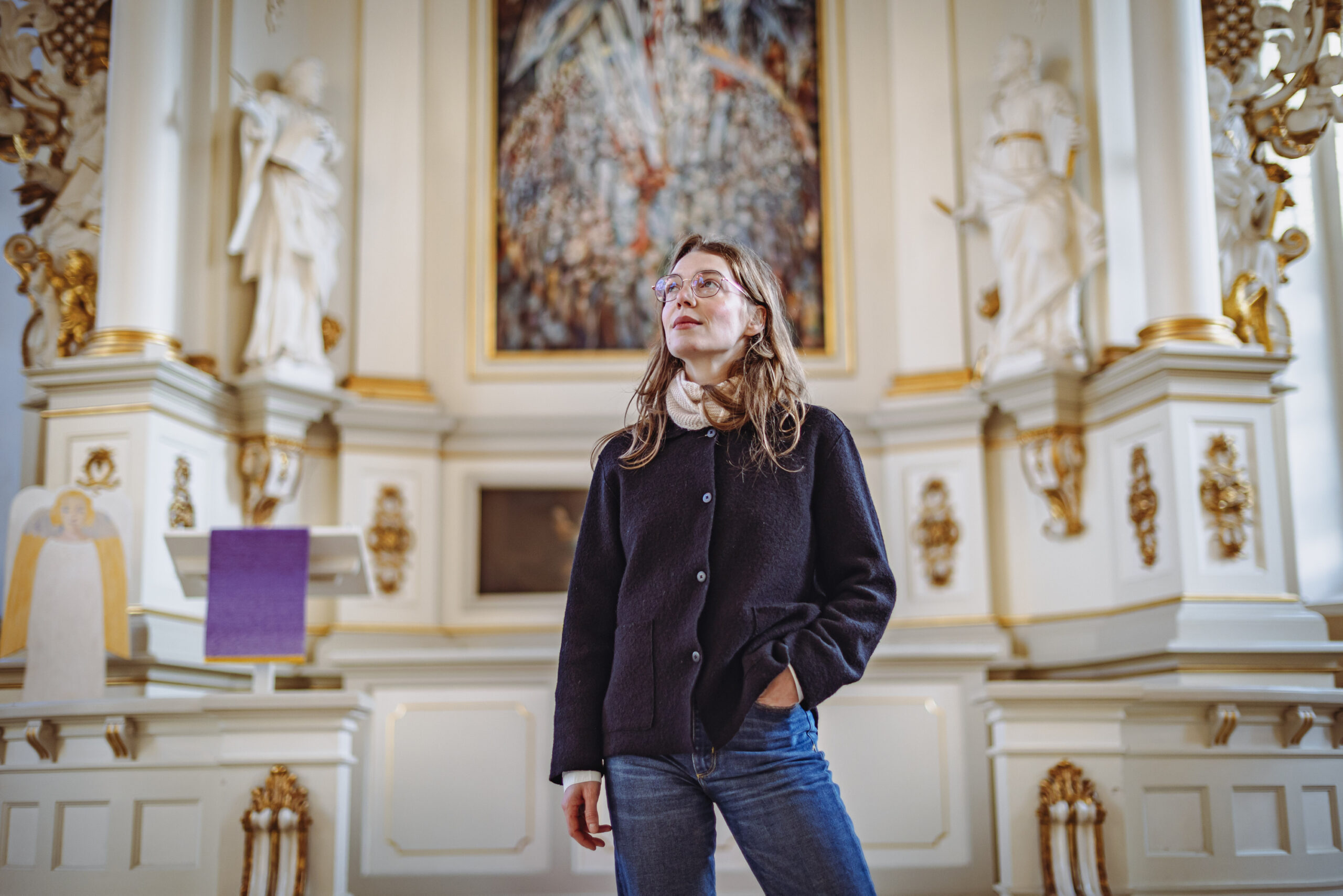 MOPO-Reporterin Katharina Langenbach in der Christianskirche – Sie ist Mitglied in der Kirchengemeinde Ottensen.