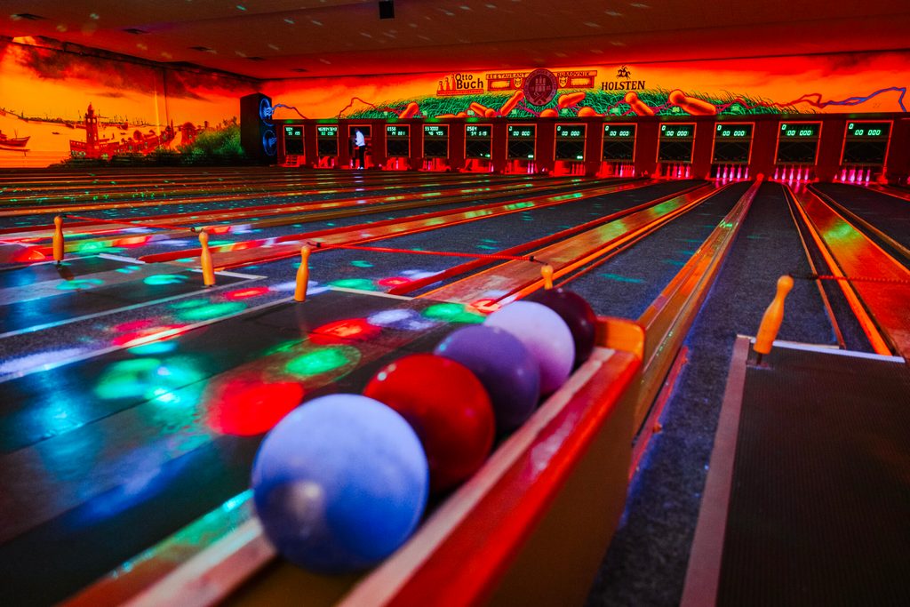 Die Kegelbahn im Discolicht.