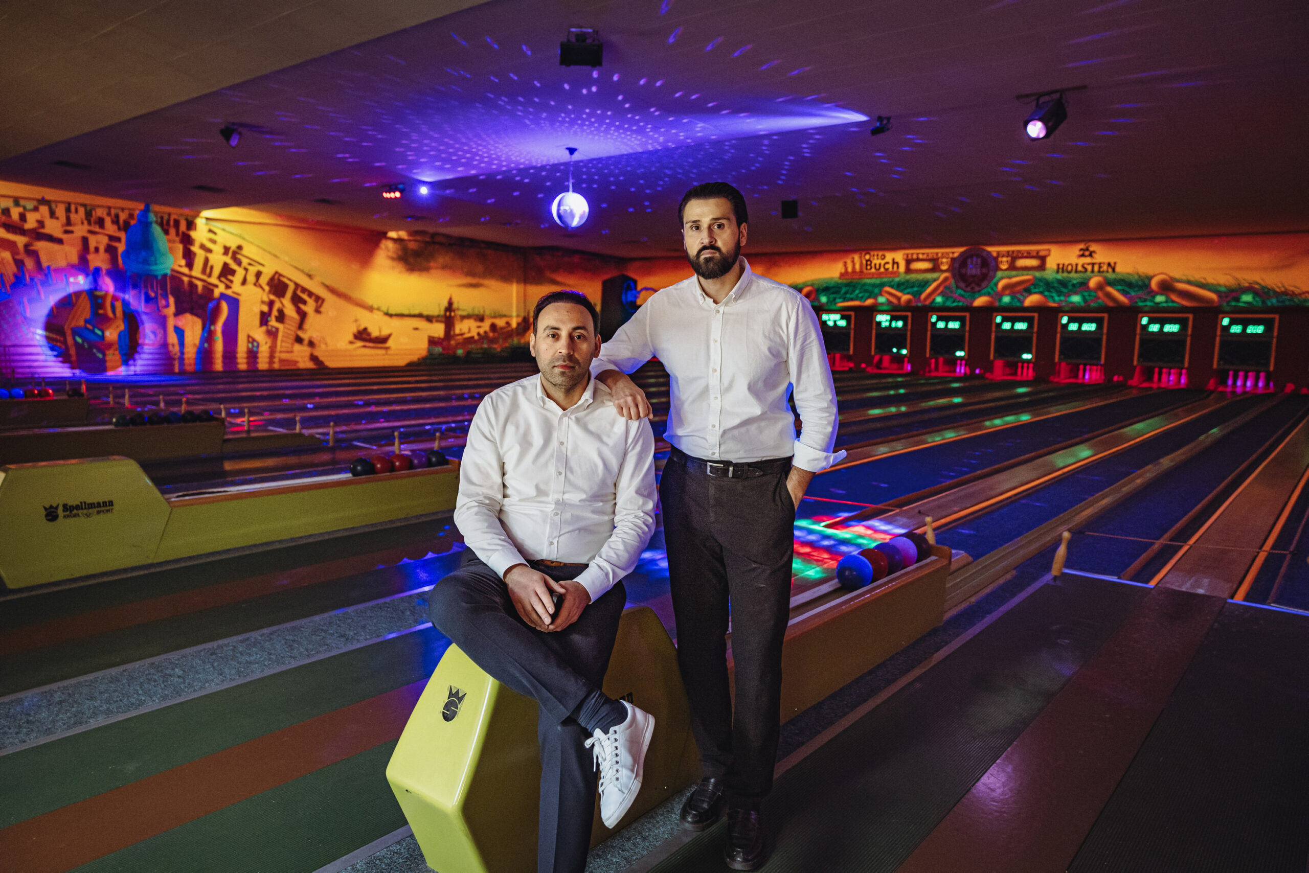Inhaber Nikola Tunici (l.) mit dem Geschäftsführer und seinem Cousin Felix Tunici (36) in der Kegelhalle.