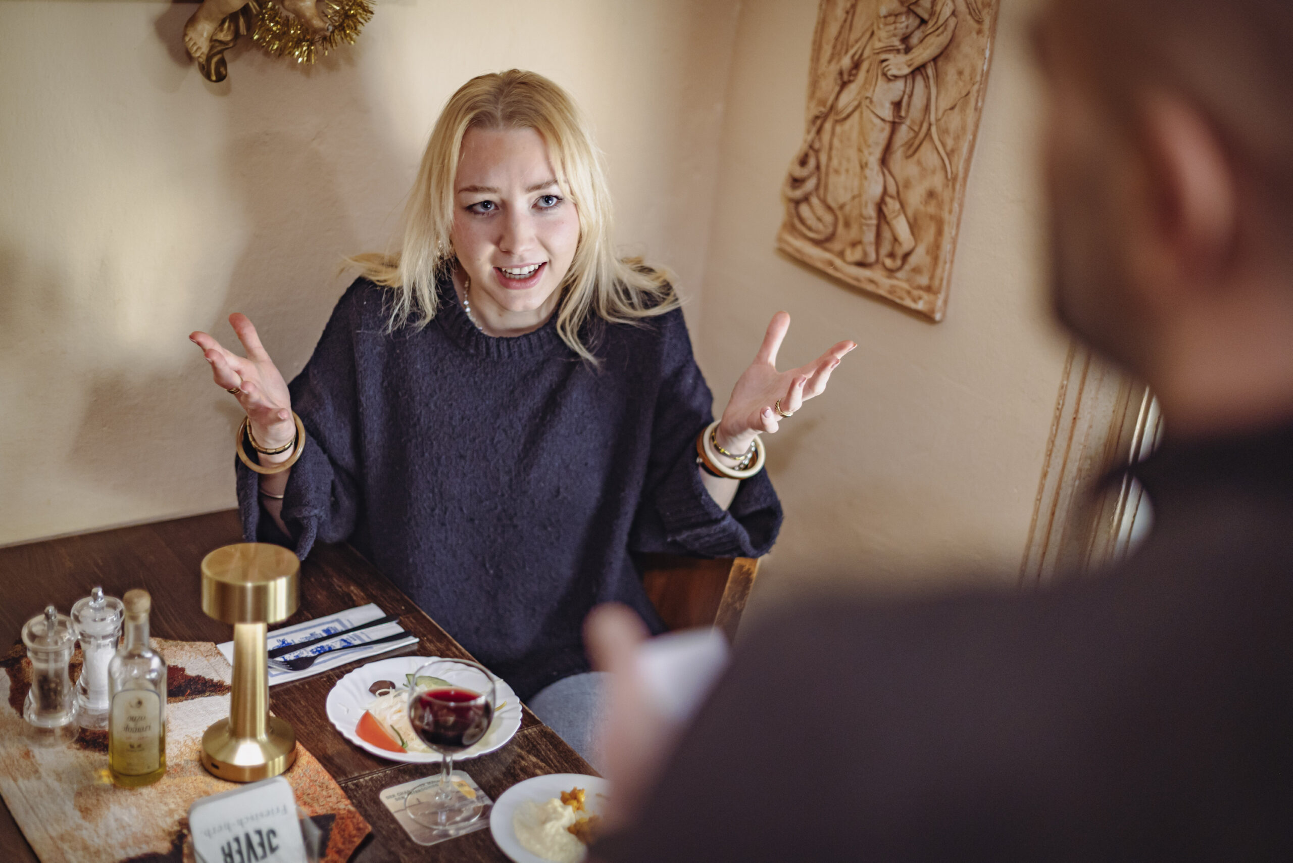 Pöbeleien im Restaurant: Hamburger Gastronomen berichten von respektlosen Gästen (gestellte Szene).
