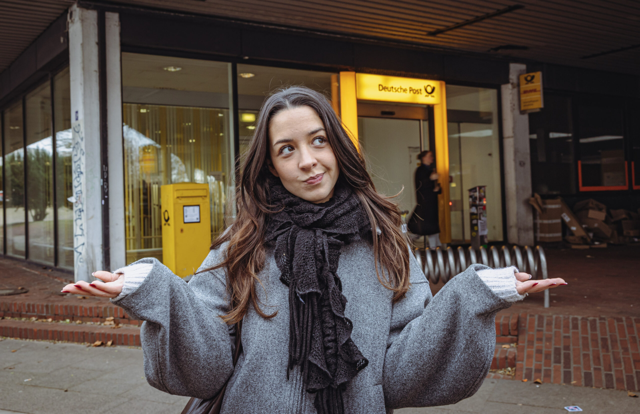 MOPO-Redakteurin Medina Naim vor der Deutschen Post