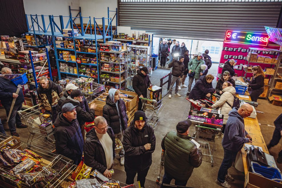 Kundschaft steht Schlange in einer Lagerhalle