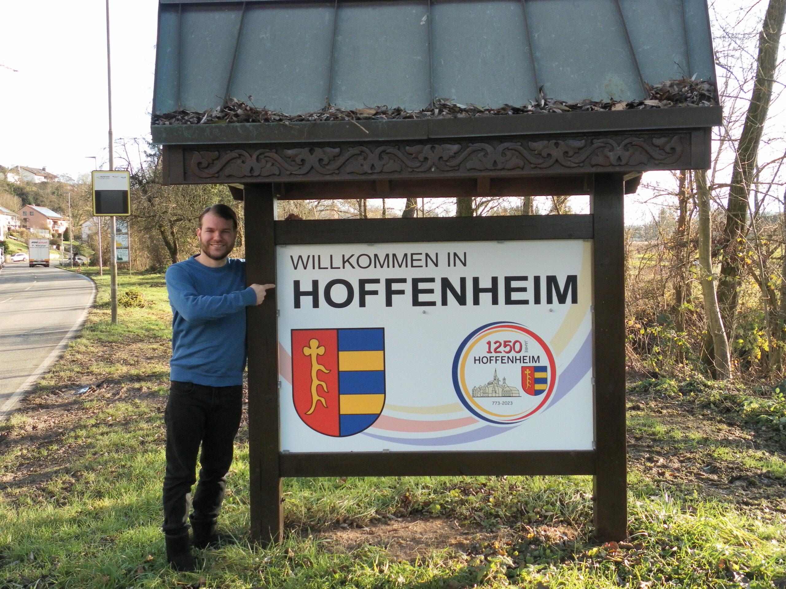 MOPO-Redakteur Robin Meyer vor dem Ortsschild von Hoffenheim