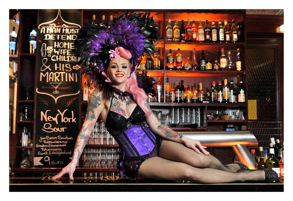Hamburgs Burlesque-Queen Belle la Donna im Februar 2014 auf dem Tresen im Schmidts Tivoli