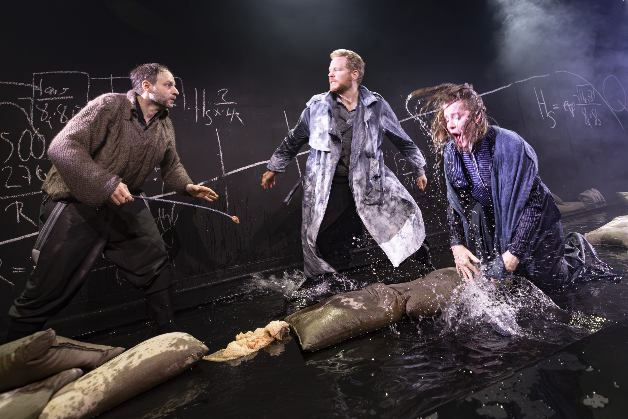 Der Deich droht zu brechen! Die Dorfbewohner versuchen verzweifelt, ihn zu retten.