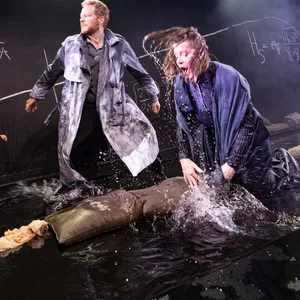 Der Deich droht zu brechen! Die Dorfbewohner versuchen verzweifelt, ihn zu retten.