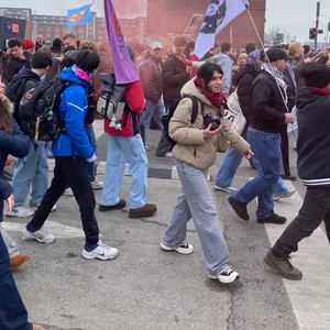 Der Zug der Schüler-Demo auf dem Steintordamm vorm Hauptbahnhof.