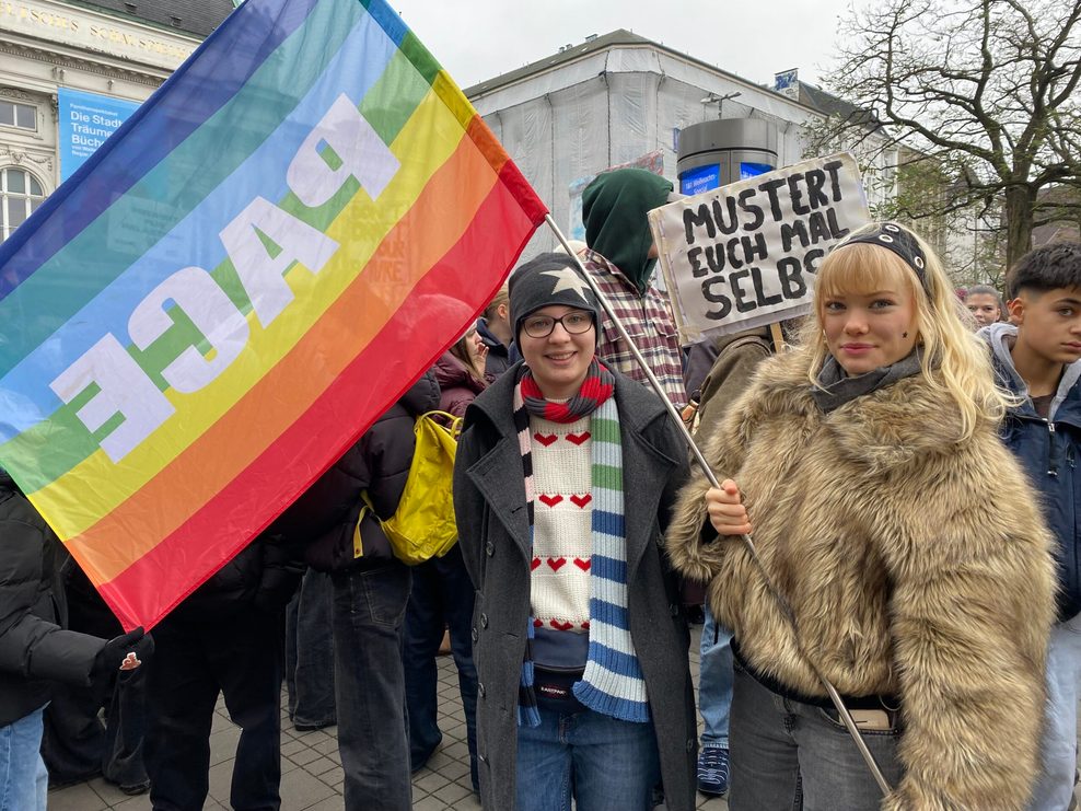 Marta Kaul (18, l.) und Elisa Kalsner (18), sind bei der Schüler-Demo in Hamburg dabei.