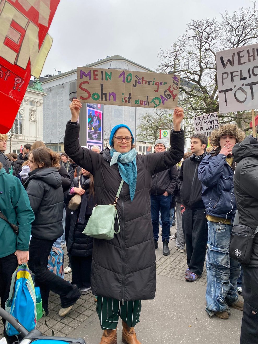 Silja von Kriegstein aus der Nordheide demonstriert in Hamburg für ihren Sohn Kiano.