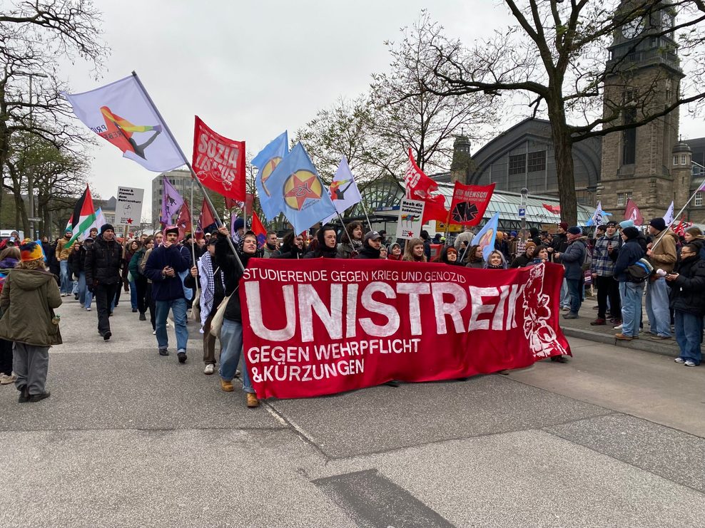 Die Zubringer-Demo von der Uni trifft am Hamburger Hauptbahnhof ein.