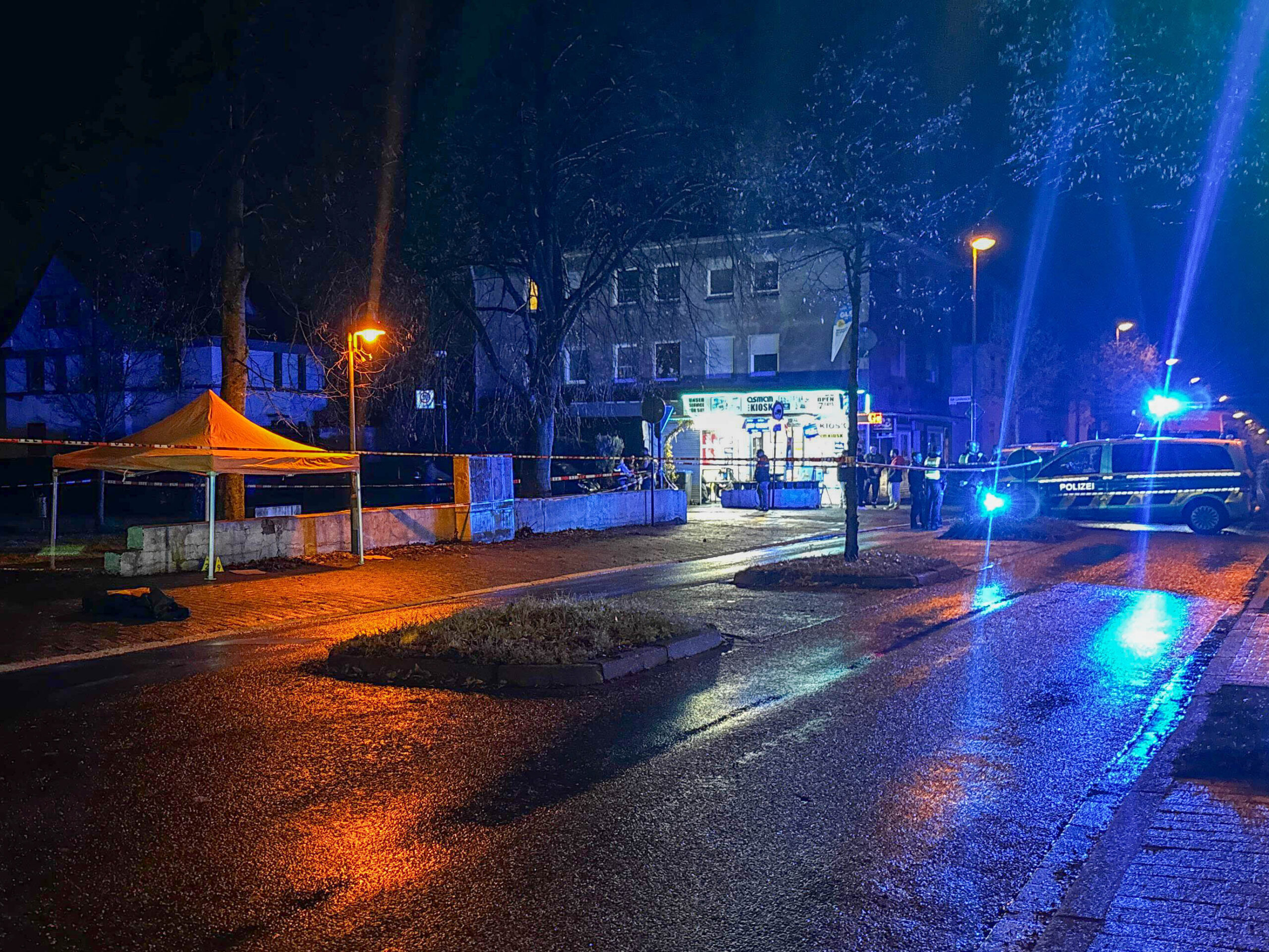 Mann erschießt seinen Nachbarn auf offener Straße: Einsatzkräfte der Polizei am Tatort in Lünen im Landkreis Unna.