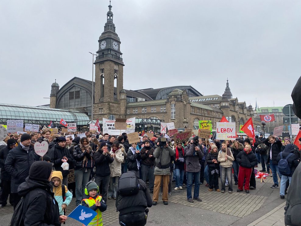 Gegen 10 Uhr haben sich auf dem Hachmannplatz schon rund 500 Schülerinnen und Schüler versammelt.