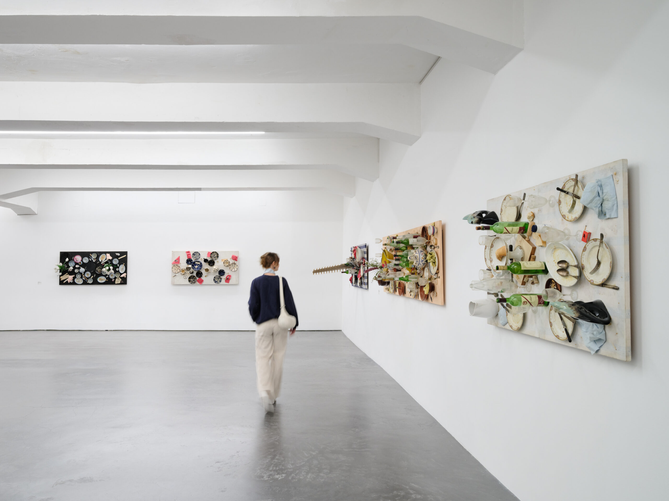 Auf diesem Foto aus der Ausstellung sieht man, wie dreidimensional die „Fallenbilder“ sind.