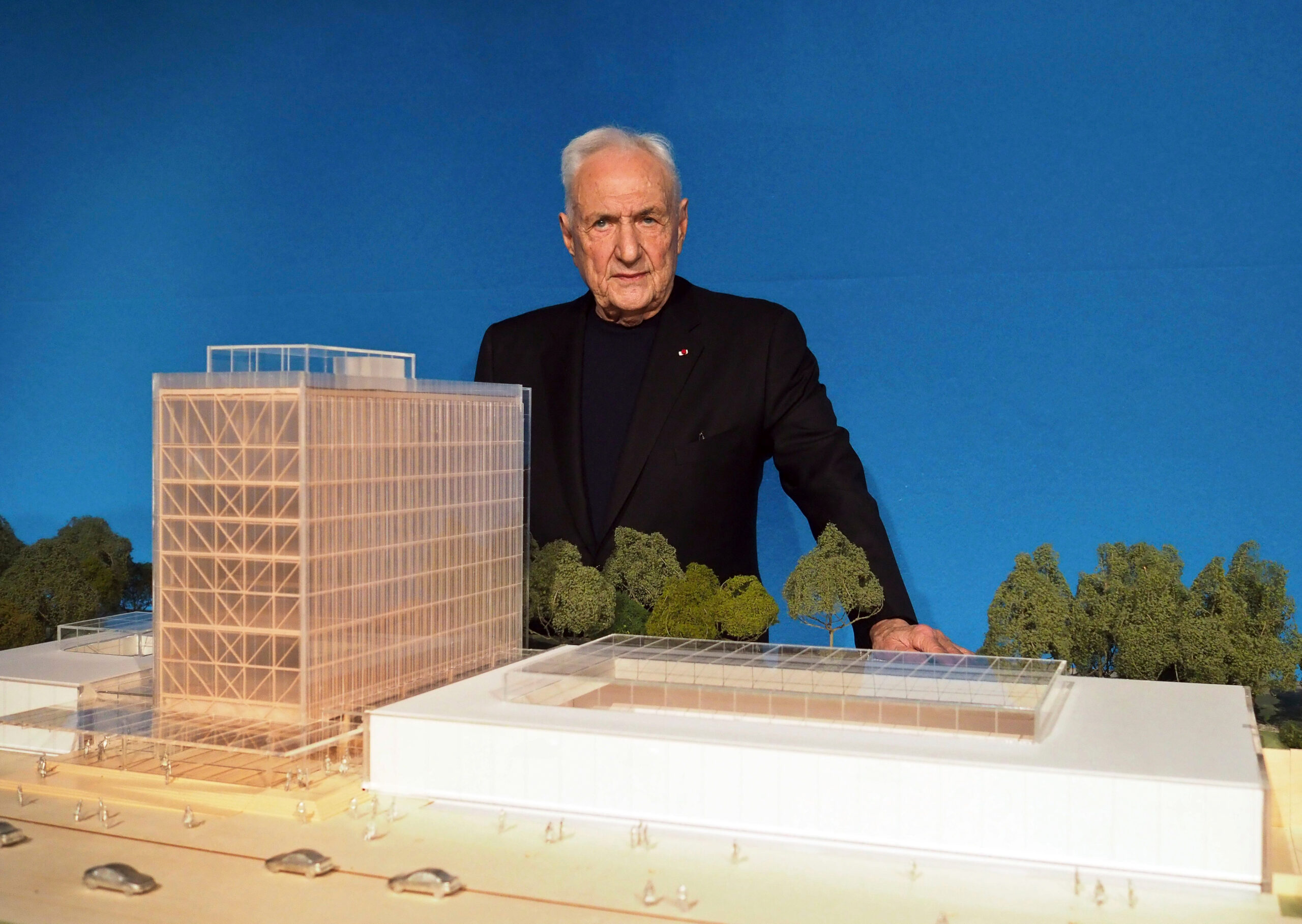 Frank Gehry vor einem Modell