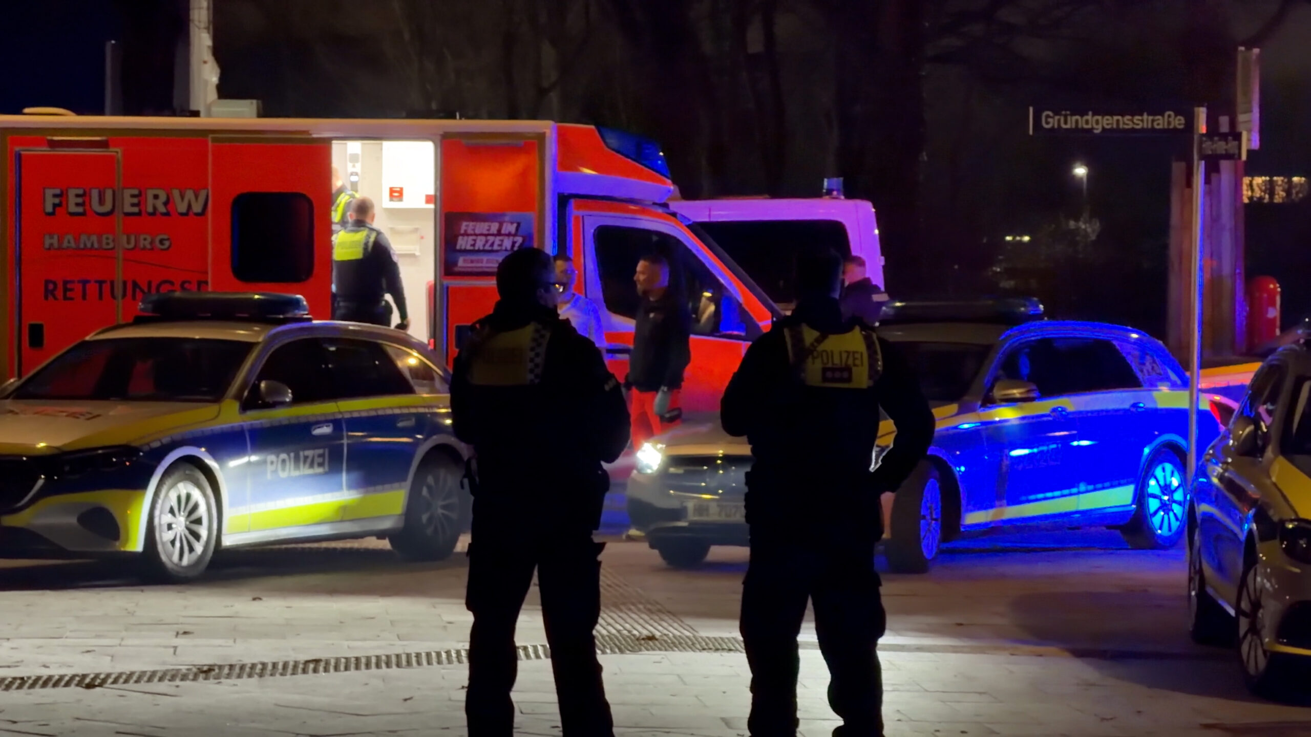 Großeinsatz in Hamburg-Steilshoop: Mehr als ein Dutzend Streifenwagenbesatzungen und mehrere Rettungsteams waren vor Ort.