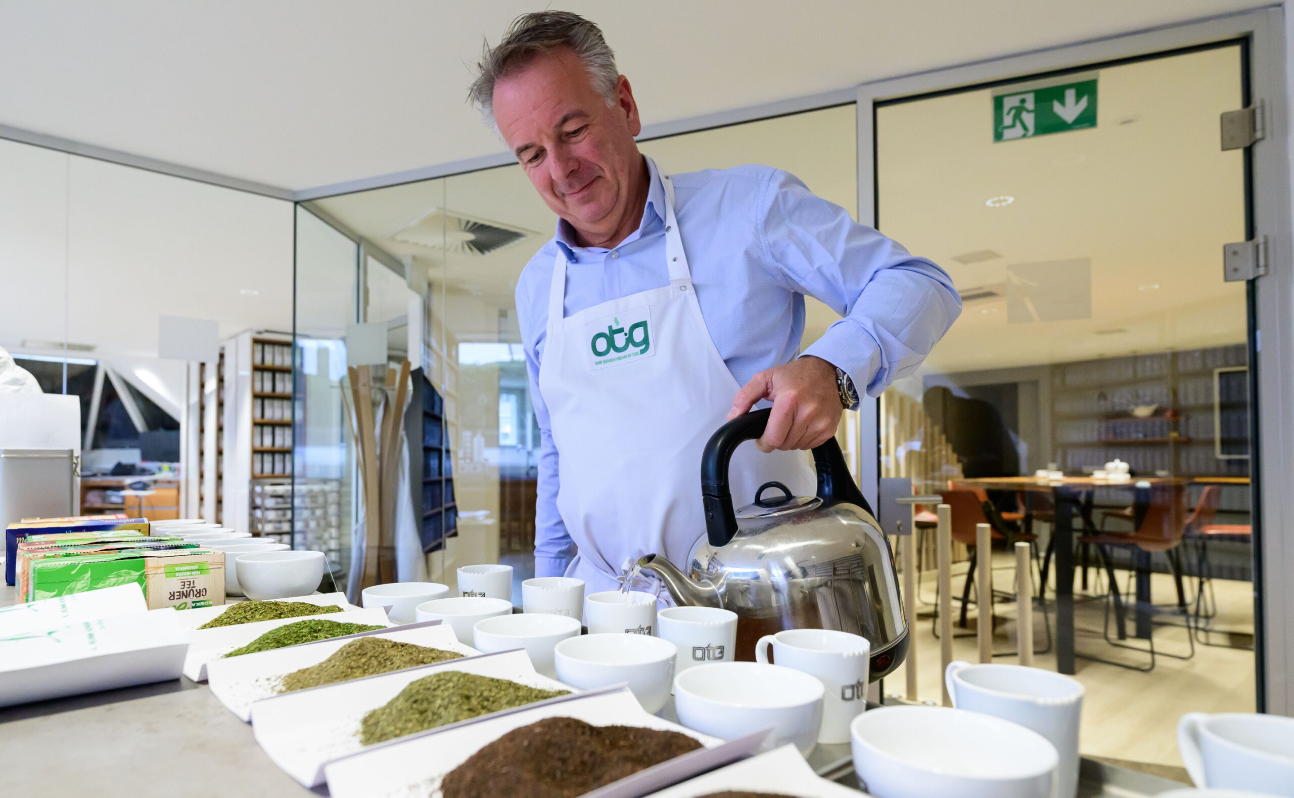 Stefan Feldbusch brüht Tee auf.