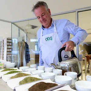 Stefan Feldbusch brüht Tee auf.