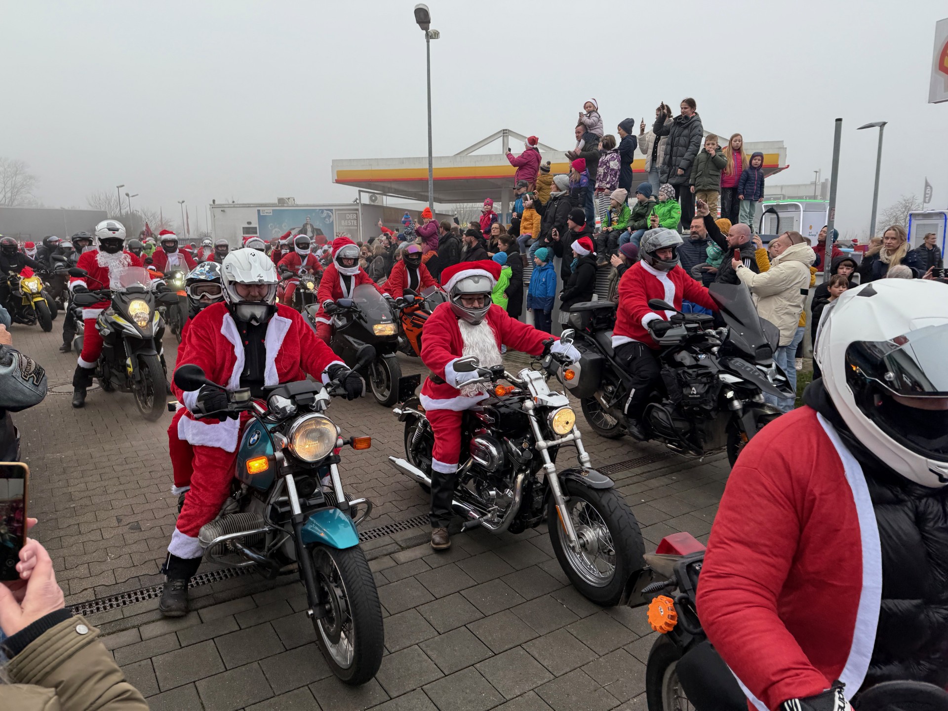 Motorrad-Weihnachtsmänner in Kiel