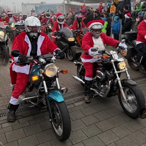 Motorrad-Weihnachtsmänner in Kiel