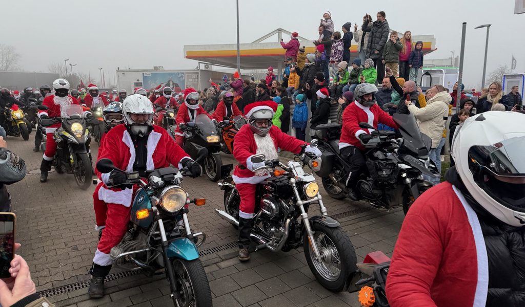 Hunderte-Weihnachtsm-nner-auf-Motorr-dern-unterwegs-aus-wichtigem-Grund