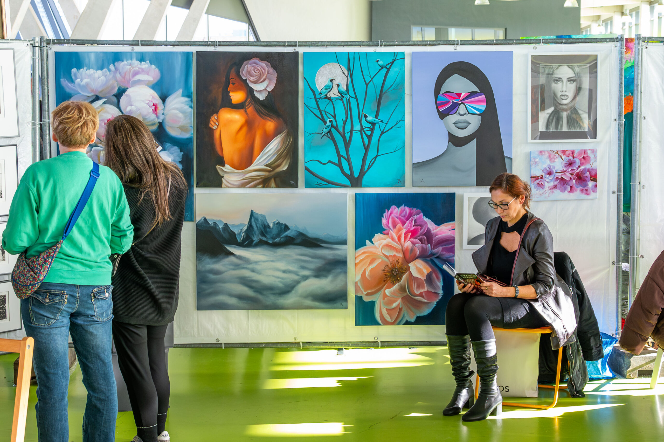 Besucher stehen vor ausgestellter Kunst