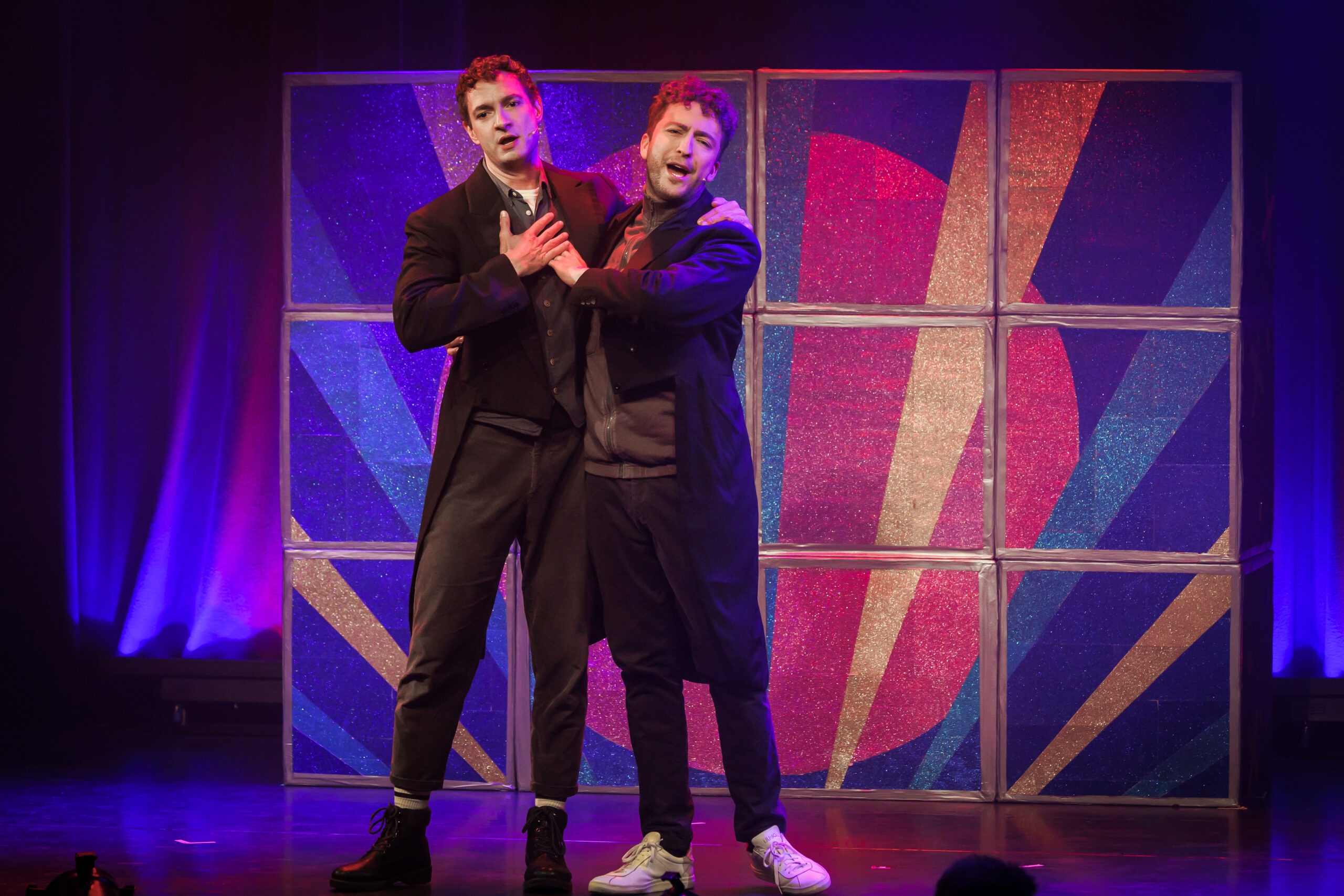 Zwei Sänger stehen auf einer Bühne