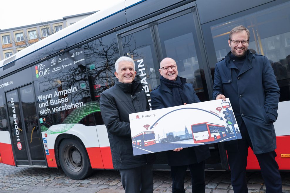 Verkehrssenator Anjes Tjarks, Stefan Klotz, Geschäftsführer vom Landesbetrieb Straßen, Brücken und Gewässer und Volker Rech, technischer Geschäftsführer der Hamburger Verkehrsanlagen (v.r.), bei der Vorstellung des neuen Systems  