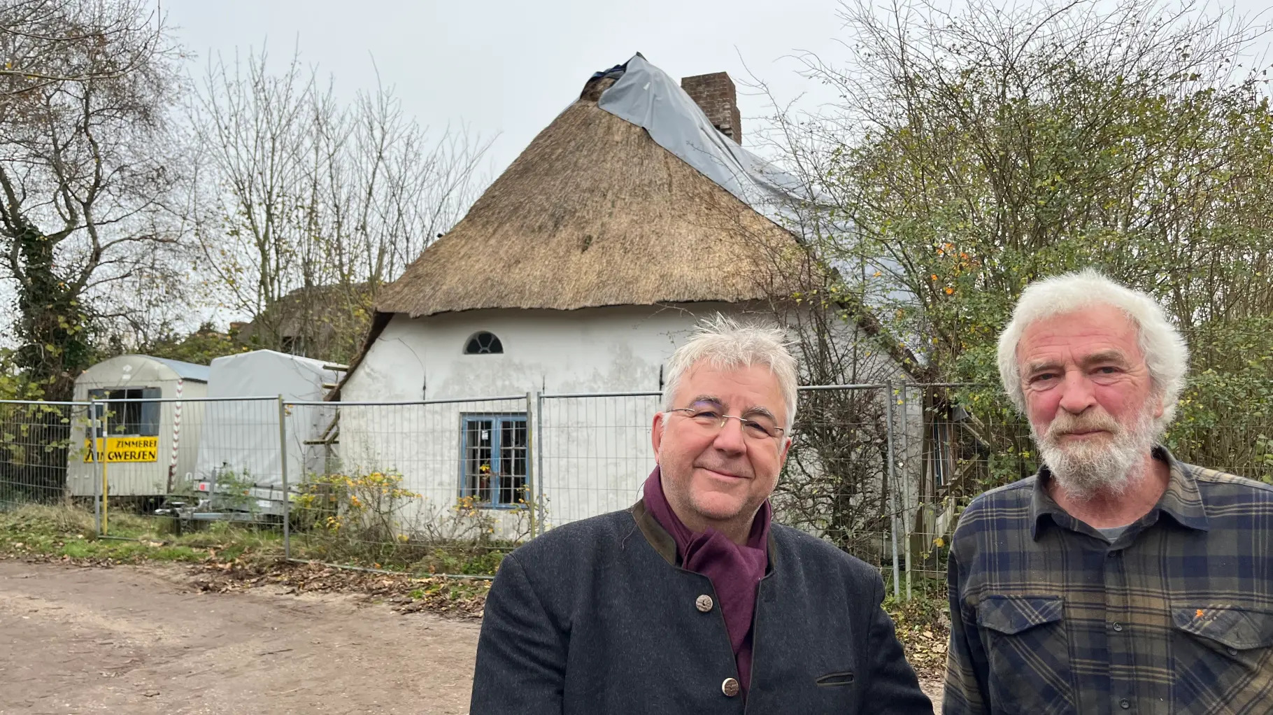 Holger Thies (l.) und Roland Klockenhoff vor der vernachlässigten Kate in Keitum auf Sylt.