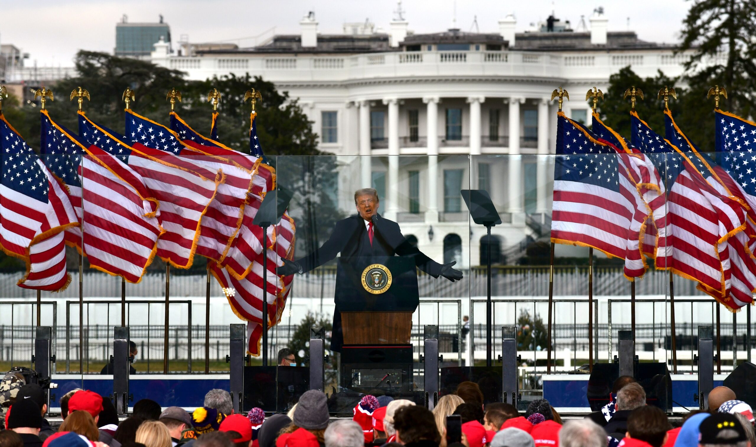 Donald Trump spricht am 6. Januar 2021 vor dem Weißen Haus zu seinen Anhängern. Kurz darauf stürmt ein Mob das Capitol.