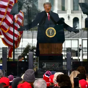 Donald Trump spricht am 6. Januar 2021 vor dem Weißen Haus zu seinen Anhängern. Kurz darauf stürmt ein Mob das Capitol.